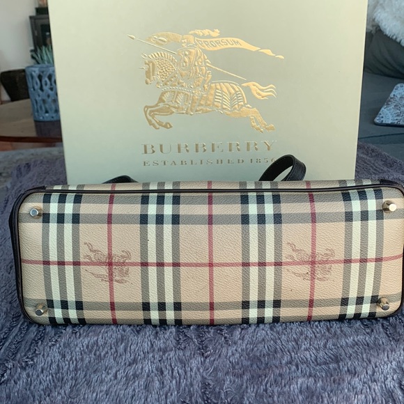 Classic Burberry Authentic Bag - Picture 10 of 15